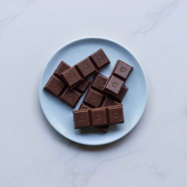 Сколько грамм шоколада можно. Шоколад грамм. Шоколад 100 гр. 100 Грамм шоколада. 30 Гр шоколада.